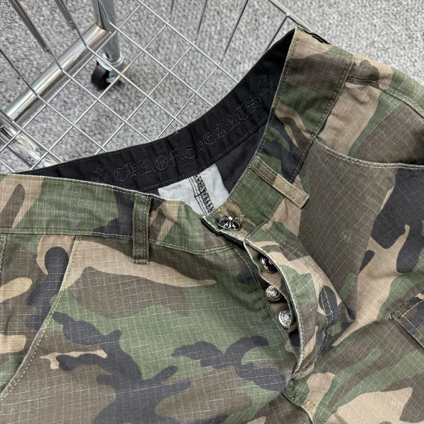 P260 Style number: H855 Chrome Hearts & Chrome Hearts new silver camouflage three-dimensional pocket overalls, original customized fabric, the same high-end simple and loose version as the Internet celebrity star, with multiple embroidered letter LOGO designs, very high-end and stylish! The fabric feels very comfortable, a super versatile and good-looking overalls Size: 28-30-32-34-36 Color: Camouflage